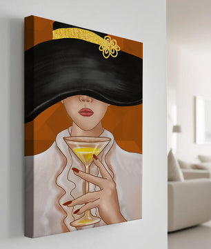 Femme avec un chapeau noir orné d’une touche dorée tenant un verre à cocktail