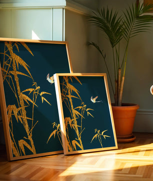 Goldener Bambus und Vogel vor tiefblauem Hintergrund