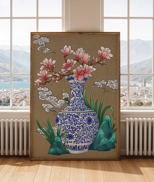 Arreglo floral elegante en un jarrón de porcelana azul y blanco con magnolias