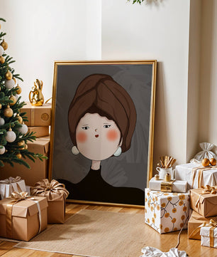 Retrato elegante de una mujer con un tocado único y rasgos expresivos