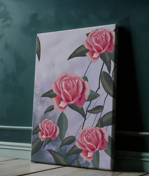 Hermosas rosas rosadas con exuberantes hojas verdes sobre un fondo suave