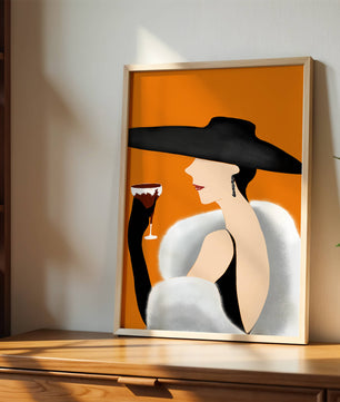 Femme élégante avec un chapeau noir et une fourrure blanche avec un verre de vin