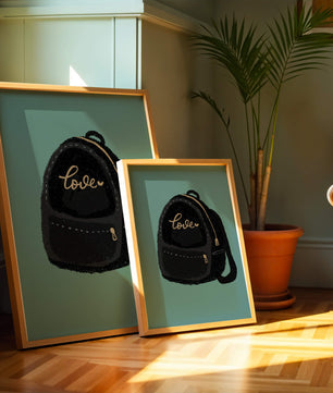 Elegante mochila negra con detalles dorados e inscripción de amor