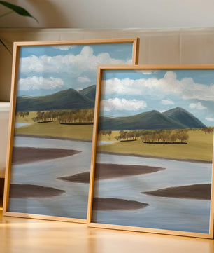 Paisaje sereno con montañas, árboles y río