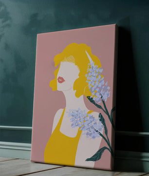 Retrato de una mujer con cabello amarillo y elementos florales sobre fondo rosa