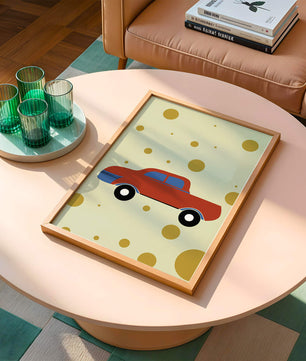 Ilustración abstracta de un coche rojo con círculos dorados sobre un fondo beige