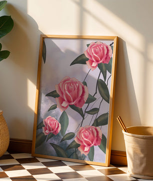 Hermosas rosas rosadas con exuberantes hojas verdes sobre un fondo suave