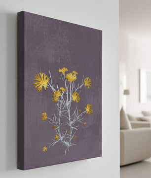 Gelbe Blumen vor einem strukturierten violetten Hintergrund