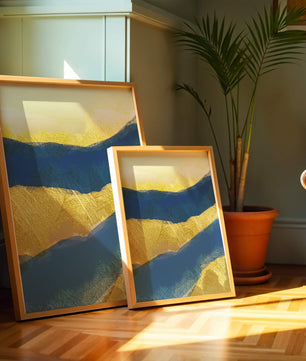 Paisaje abstracto con capas texturizadas en azul y amarillo
