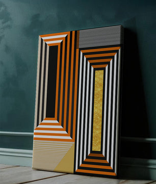 Arte abstracto geométrico con rayas y elemento dorado en naranja, negro y blanco