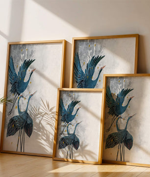 Elegante blaue Kraniche vor einem ruhigen abstrakten Hintergrund mit goldenen Akzenten