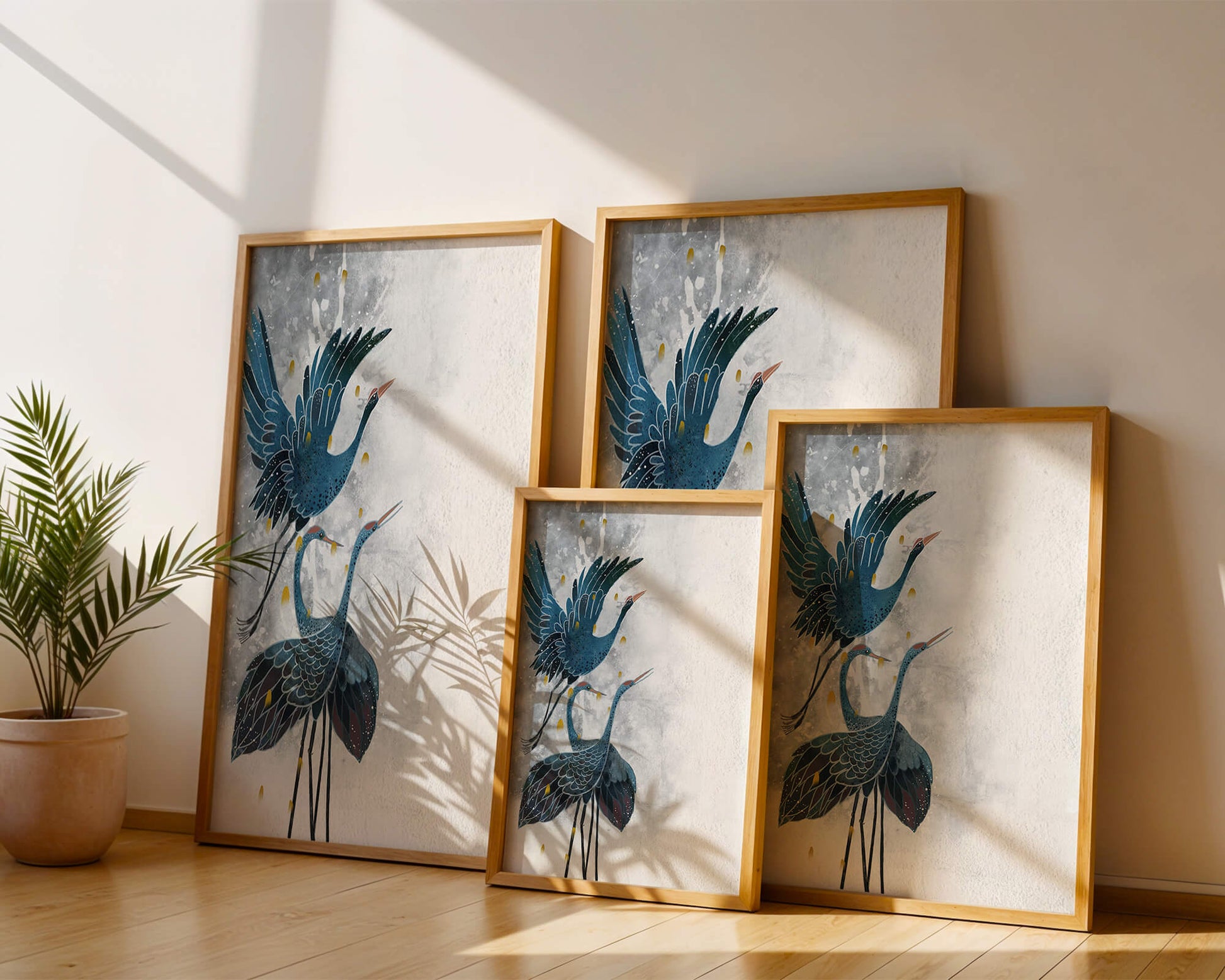 Elegante blaue Kraniche vor einem ruhigen abstrakten Hintergrund mit goldenen Akzenten