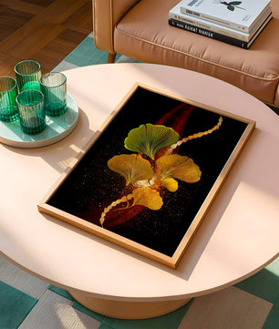 Art abstrait floral avec des feuilles de gingko dorées et un fond sombre