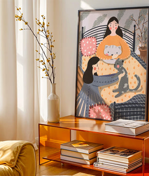 Escena interior acogedora con mujeres, gatos y elementos decorativos