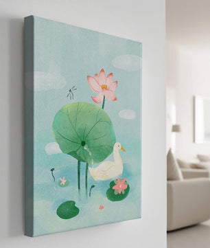 Eine ruhige Teichszene mit einer Ente, Lotusblumen und Seerosenblättern 