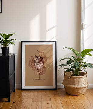 Ilustración detallada de un corazón anatómico con elementos florales sobre fondo beige