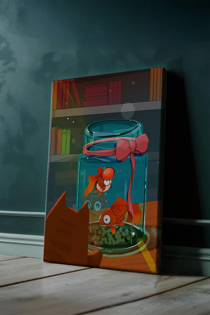 Neugierige Katze beobachtet Goldfische in einem Glas auf einem Bücherregal