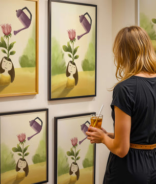 Ilustración de una chica con una flor creciendo de su cabeza siendo regada