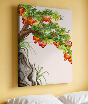 Ruhige Landschaft mit Granatapfelbaum und Felsvorsprung