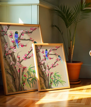 Illustration sereine d’oiseaux sur des branches en fleurs avec des feuilles de bambou