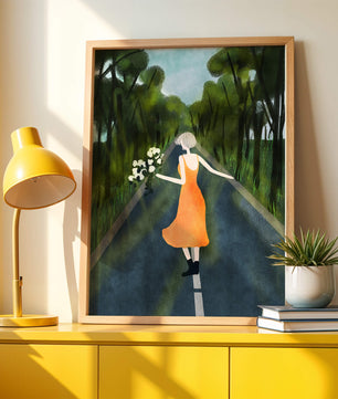 Femme en robe orange marchant sur une route avec des fleurs dans la forêt