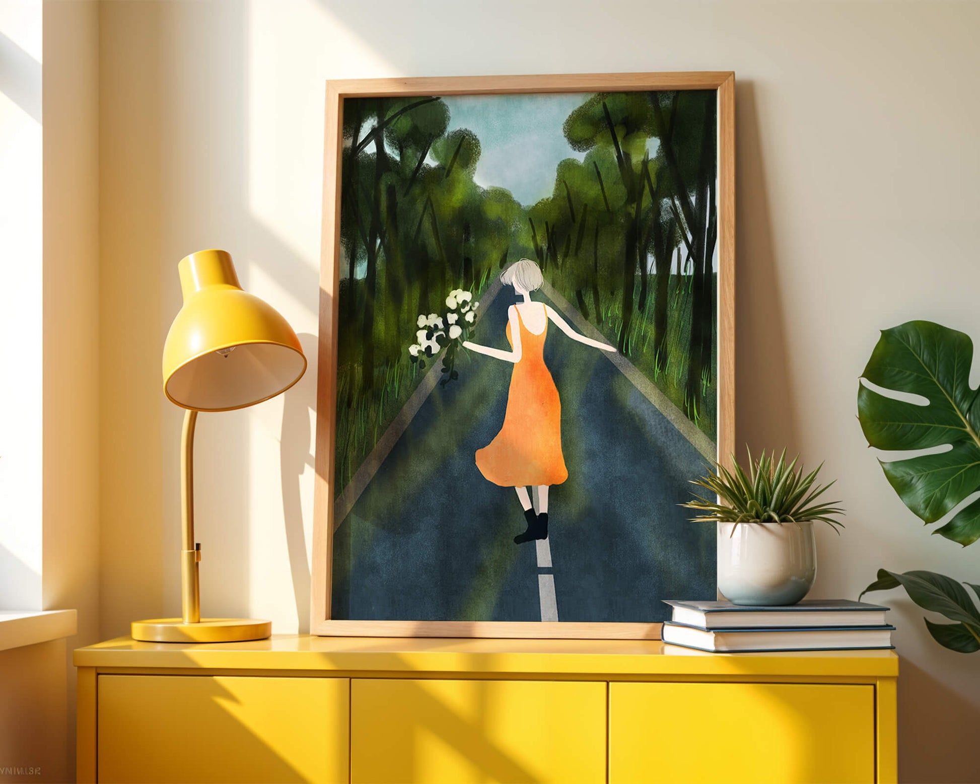 Mujer con vestido naranja caminando por una carretera con flores en el bosque