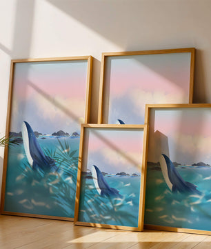 Ruhige Meeresszene mit einem majestätischen Wal, der im Morgengrauen aus dem Wasser springt