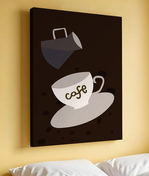 Taza de café minimalista con jarra vertiendo sobre fondo oscuro