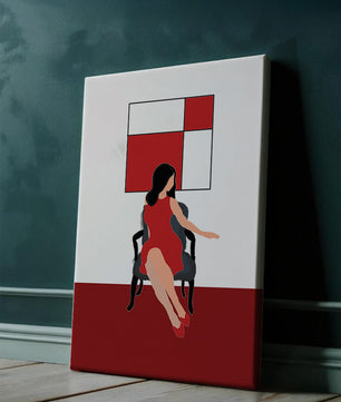 Mujer abstracta en vestido rojo sentada en una silla con arte geométrico en la pared