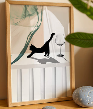 Composición abstracta con gato negro y copa de vino sobre fondo geométrico