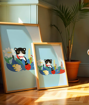 Ilustración de un gato con mariquita y flores sobre fondo azul claro