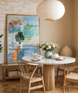Habitación acogedora con vista al mar y faro a través de la ventana