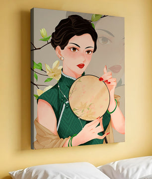 Mujer elegante con vestido tradicional sosteniendo un abanico decorativo con flores de magnolia