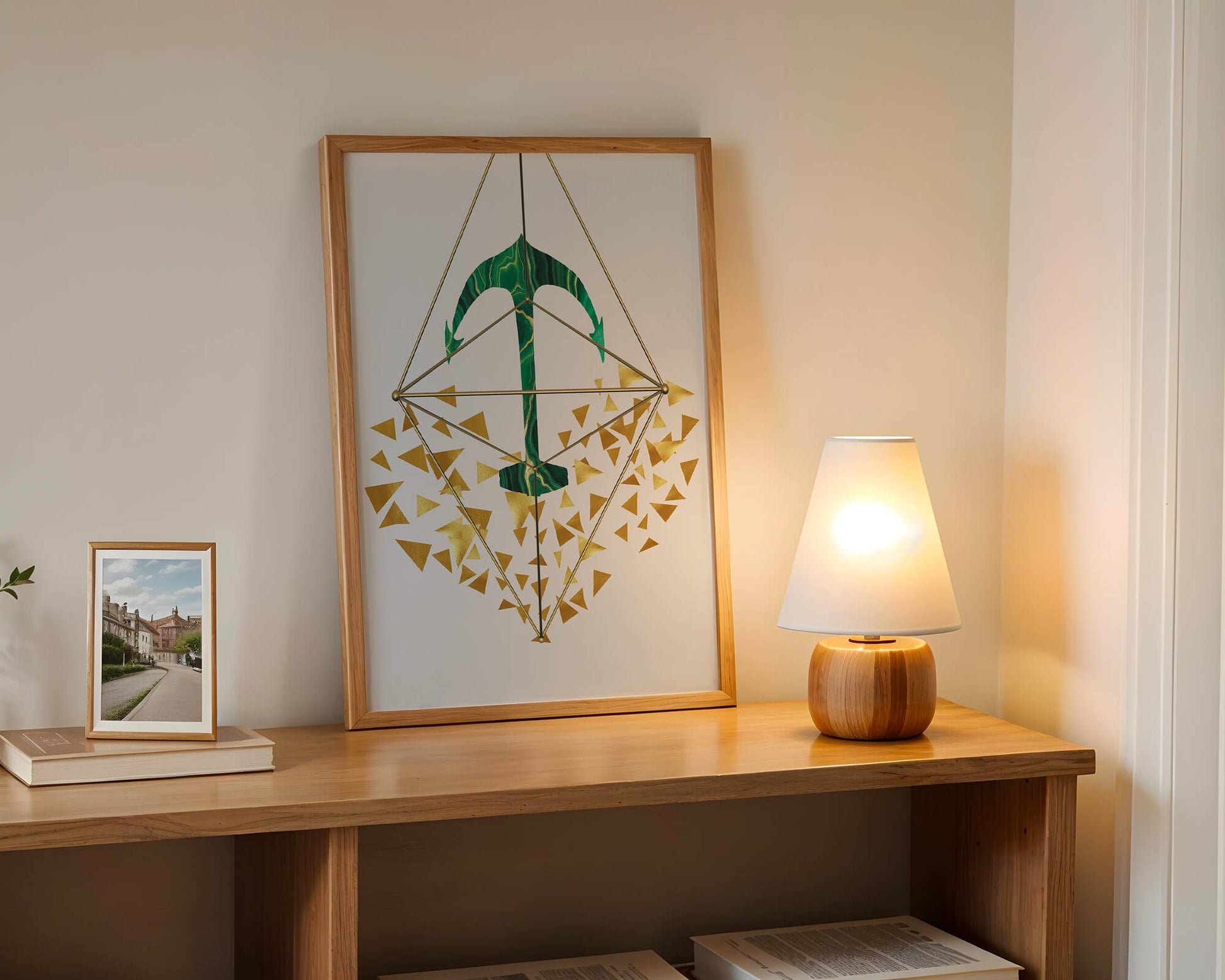 Arte geométrico abstracto con textura de piedra verde y triángulos dorados
