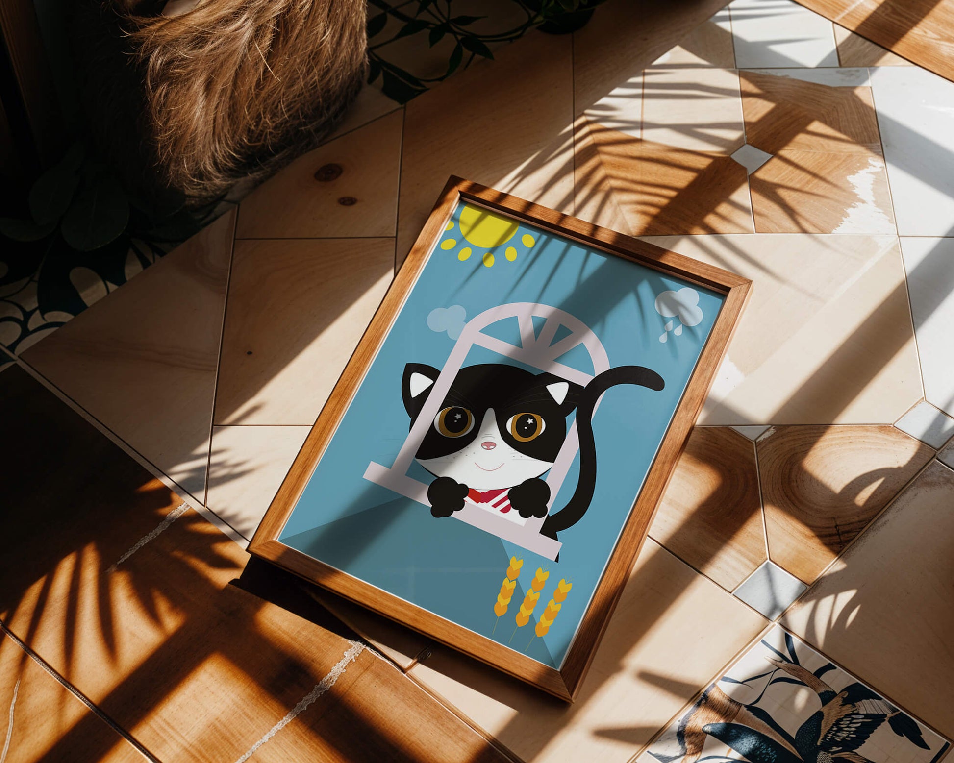 Un encantador gato blanco y negro se asoma por la ventana bajo el sol brillante.
