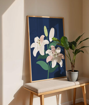 Elegante Lilien auf dunklem Blau