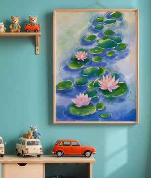 Escena acuática serena con flores de loto rosadas y hojas de nenúfar sobre una superficie de agua tranquila