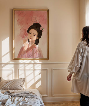 Femme japonaise traditionnelle avec des fleurs de cerisier roses en arrière-plan
