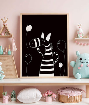 Cebra juguetona con globos en arte minimalista en blanco y negro