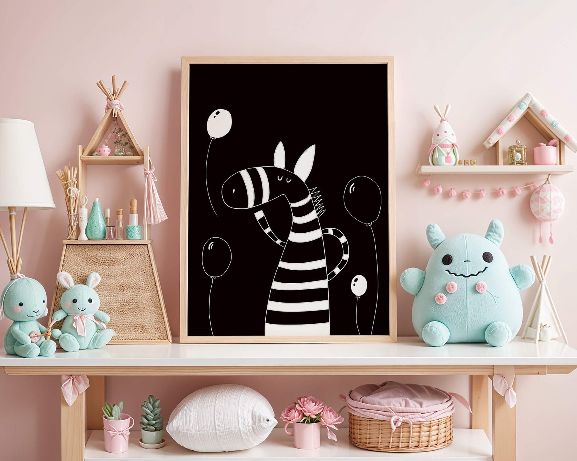 Cebra juguetona con globos en arte minimalista en blanco y negro