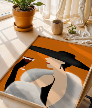 Femme élégante avec un chapeau noir et une fourrure blanche avec un verre de vin