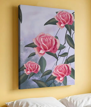 Hermosas rosas rosadas con exuberantes hojas verdes sobre un fondo suave