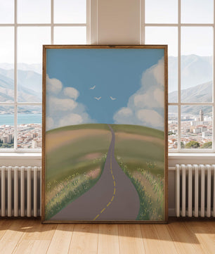 Camino iluminado por el sol a través de colinas onduladas bajo un cielo azul