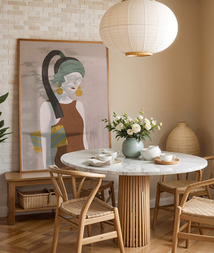 Femme élégante avec accessoires à la mode dans un style art moderne