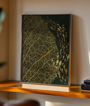 Hoja abstracta con patrón geométrico y siluetas de peces