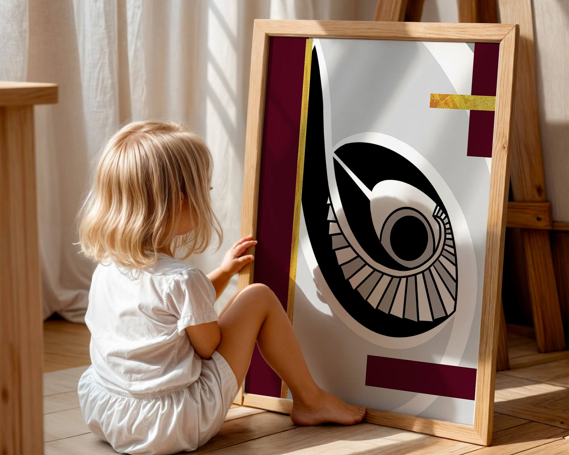 Arte geométrico abstracto con motivo de ojo y detalles dorados