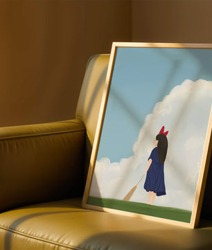 Junges Mädchen steht auf Gras mit Besen unter blauem Himmel