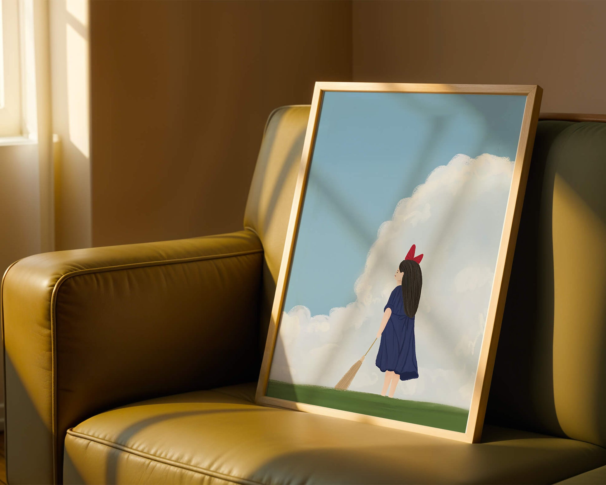 Junges Mädchen steht auf Gras mit Besen unter blauem Himmel
