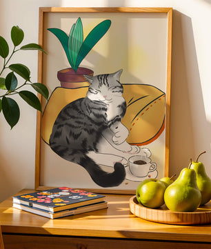 Entspannte Katze mit Kaffee und Pflanze auf gemütlichem Kissen
