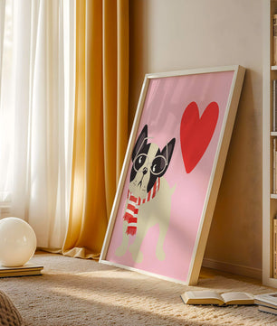 Ilustración juguetona de un bulldog francés con gafas y bufanda sobre fondo rosa con corazón